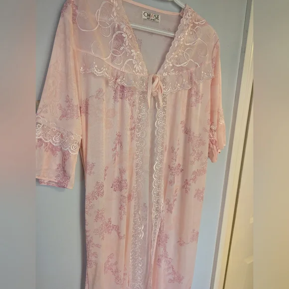 Beautiful Vintage Night Robe - Picture 3 of 6